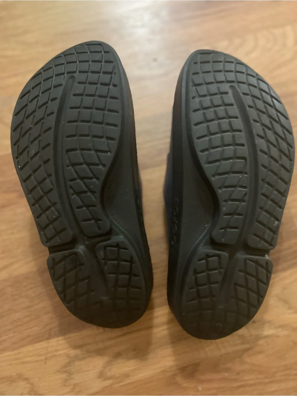 OOFOS woman’s sz 8 men’s sz 6  Silver blue and Black Slide Sandals